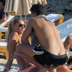 Maxi Iglesias disfruta del verano con su novia en Ibiza