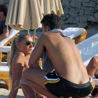 Maxi Iglesias disfruta del verano con su novia en Ibiza