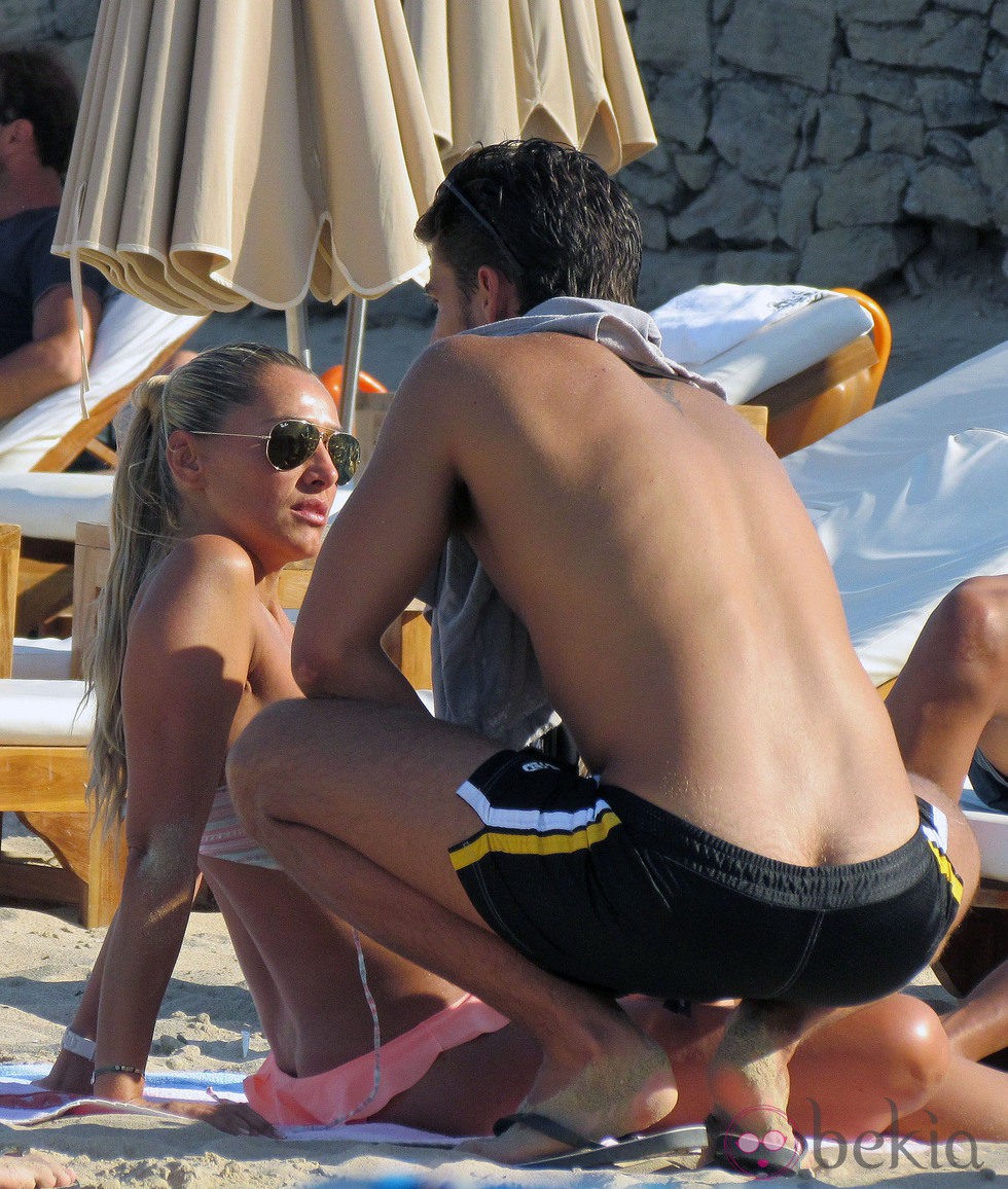 Maxi Iglesias disfruta del verano con su novia en Ibiza.