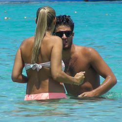 Maxi Iglesias y su novia disfrutan de las aguas de Ibiza