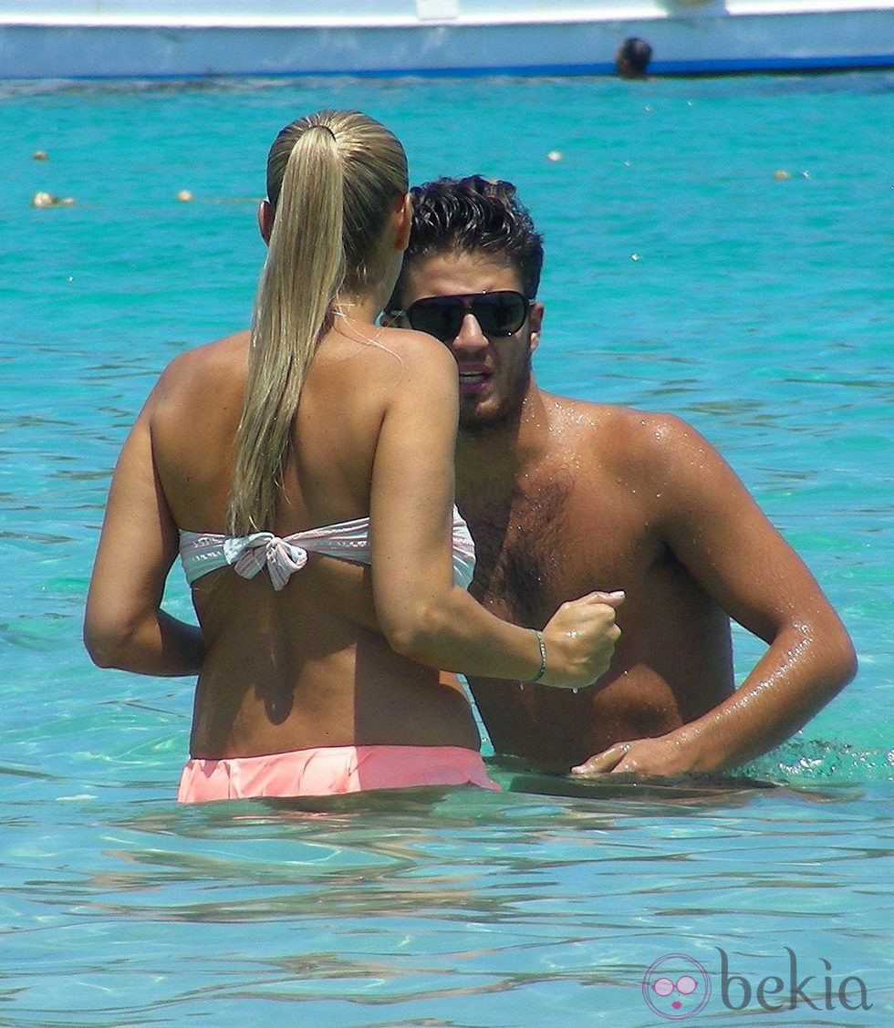 Maxi Iglesias y su novia disfrutan de las aguas de Ibiza