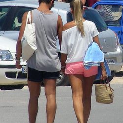 Maxi Iglesias y su novia pasean por Ibiza durante sus vacaciones