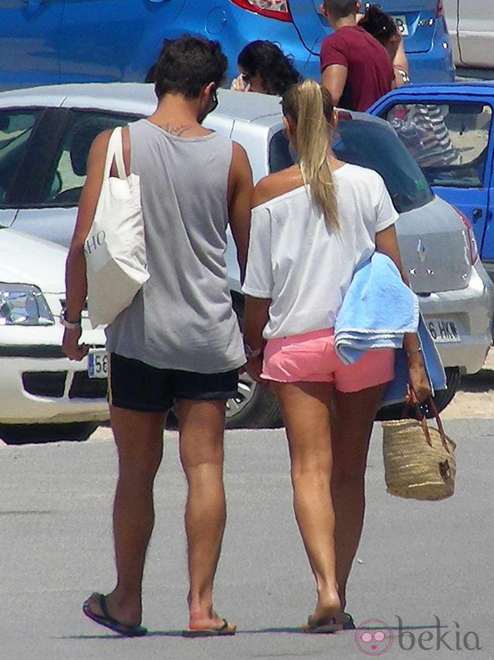 Maxi Iglesias y su novia pasean por Ibiza durante sus vacaciones