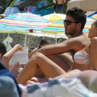 Maxi Iglesias y su novia tomando el sol durante sus vacaciones en Ibiza