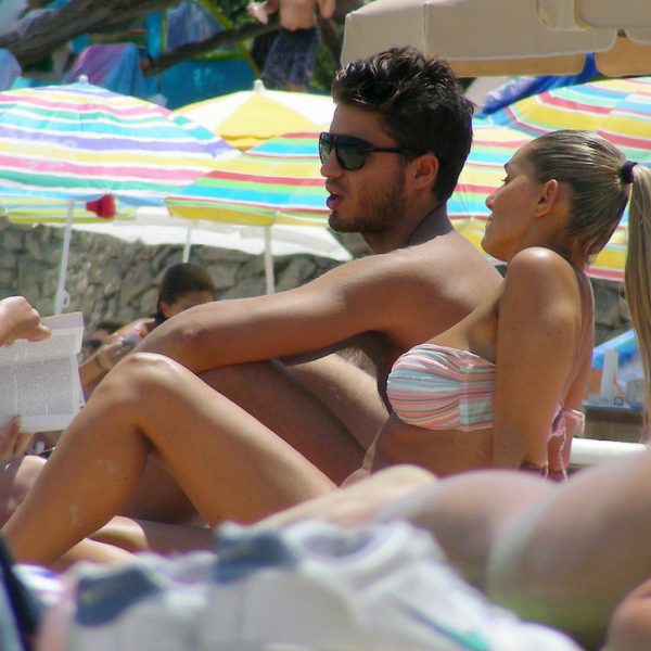 El actor Maxi Iglesias y su novia tomando el sol durante sus vacaciones en ...