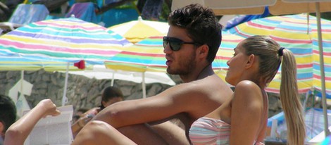 Maxi Iglesias y su novia tomando el sol durante sus vacaciones en Ibiza