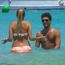 Maxi Iglesias y su novia, chapuzón en Ibiza