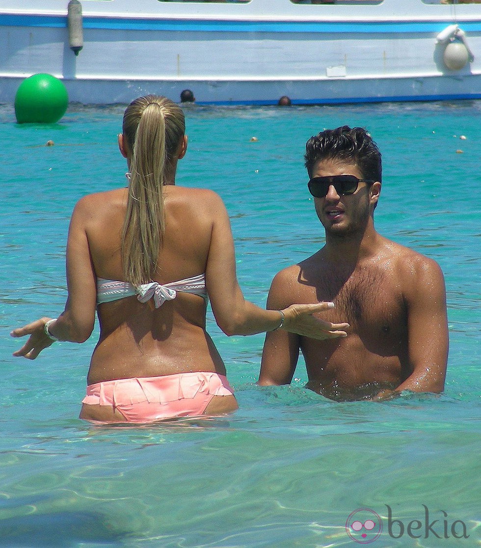 Maxi Iglesias y su novia, chapuzón en Ibiza