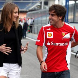 Fernando Alonso y Dasha Kapustina conversando en el Gran Premio de Alemania 2012