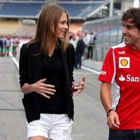 Fernando Alonso y Dasha Kapustina conversando en el Gran Premio de Alemania 2012