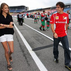 Fernando Alonso y Dasha Kapustina, muy cómplices en el GP de Alemania 2012