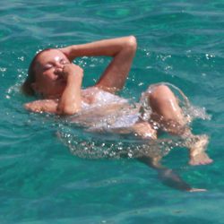 La Baronesa Thyssen se zambulle en el mar en Ibiza