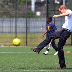 El Príncipe Guillermo jugando al fútbol en Bacon's College