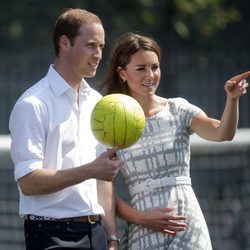 Los Duques de Cambridge con un balón en Bacon's College