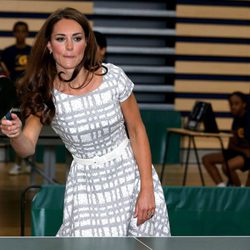 Kate Middleton juega al tenis de mesa en Bacon's College