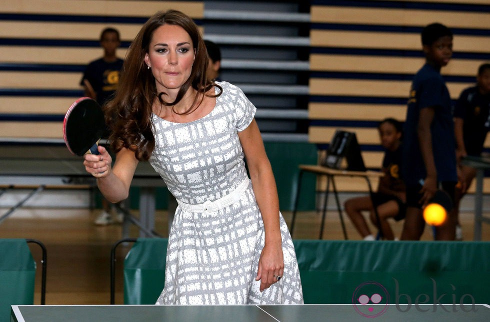 Kate Middleton juega al tenis de mesa en Bacon's College