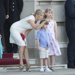 La Condesa de Wessex y sus hijos vieron la llegada de la antorcha olímpica a Buckingham Palace