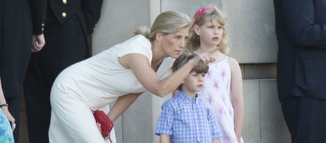 La Condesa de Wessex y sus hijos vieron la llegada de la antorcha olímpica a Buckingham Palace
