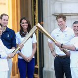 Los Duques de Cambridge y el Príncipe Harry en la recepción de la antocha olímpica en Buckingham Palace