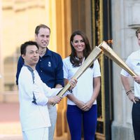 Los Duques de Cambridge y el Príncipe Harry en la recepción de la antocha olímpica en Buckingham Palace