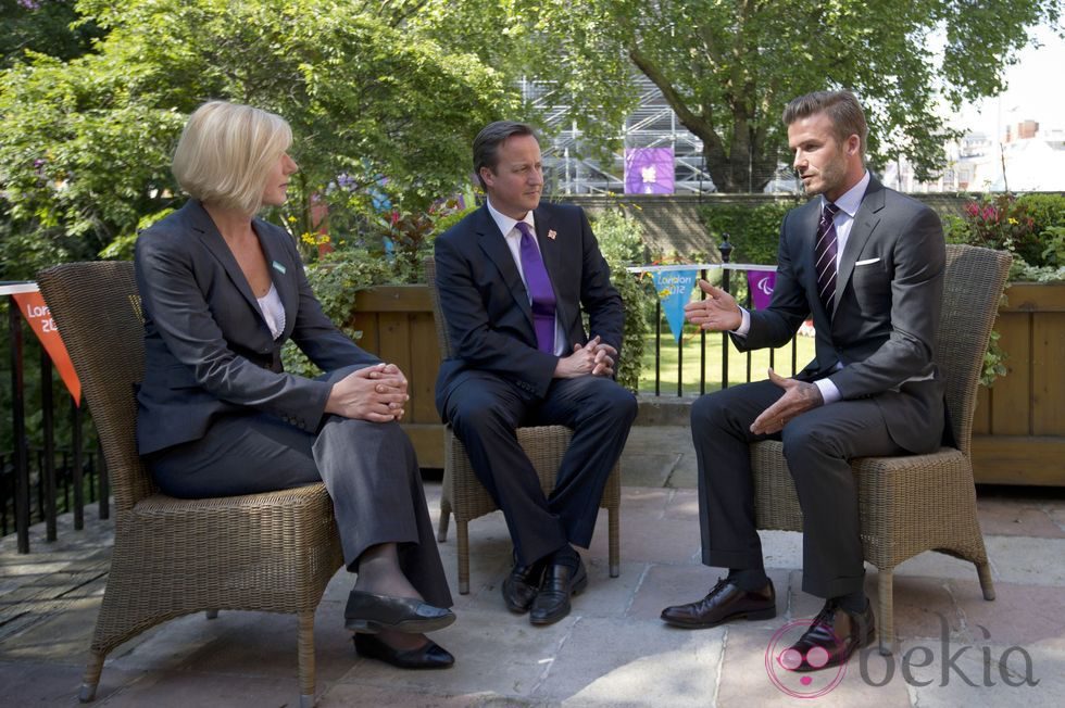 David Beckham reunido con David Cameron y Anita Thiessen