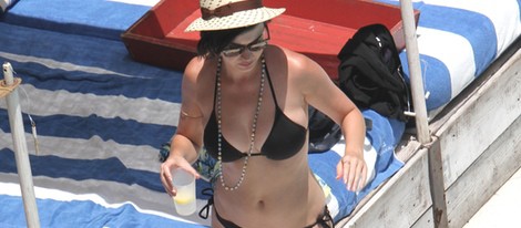 Katy Perry en bikini en una piscina de Miami