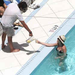 Un amigo de Katy Perry le sirve un cóctel en la piscina