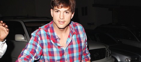 Ashton Kutcher amenaza a los paparazzi tras descubrirle con Mila Kunis