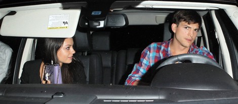 Ashton Kutcher y Mila Kunis juntos en un coche