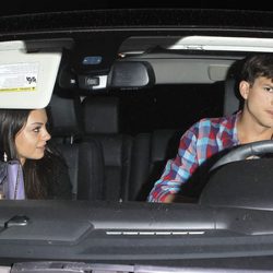 Ashton Kutcher y Mila Kunis juntos en un coche