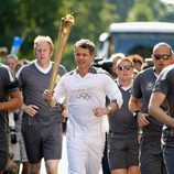 Federico de Dinamarca porta la antorcha olímpica de Londres 2012