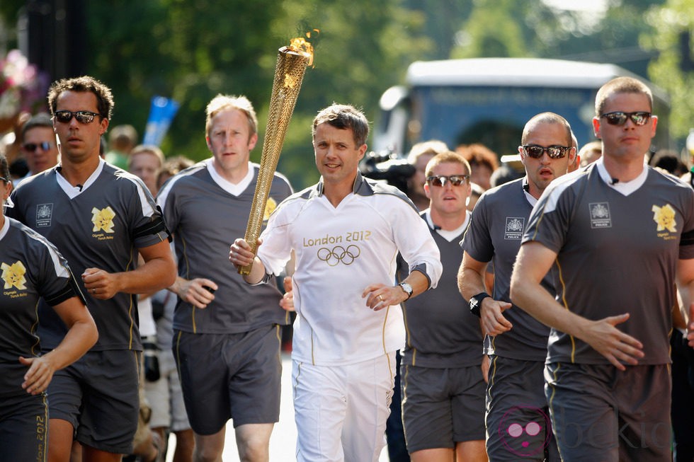 Federico de Dinamarca porta la antorcha olímpica de Londres 2012
