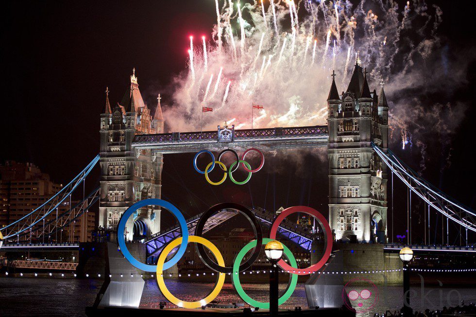 Fuegos artificiales sobre Tower Bridge en la ceremonia de inauguración de los Juegos Olímpicos