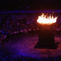 El pebetero olímpico encendido en el centro del estadio olímpico de Londres 2012