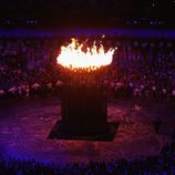 El pebetero olímpico encendido en el centro del estadio olímpico de Londres 2012