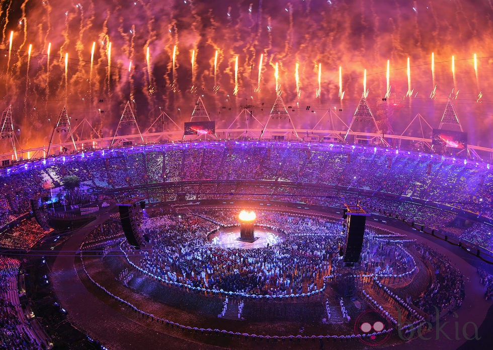 Fuegos artificiales en el estadio olímpico durante la inauguración de los Juegos Olímpicos