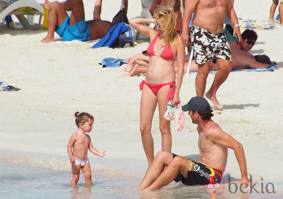 Carolina Cerezuela presume de embarazo con Carlos Moyá y su hija en Ibiza