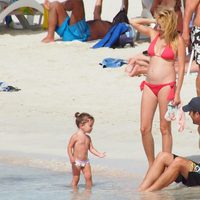 Carolina Cerezuela presume de embarazo con Carlos Moyá y su hija en Ibiza