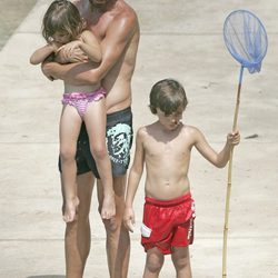 Santi Millán con sus dos hijos en Menorca