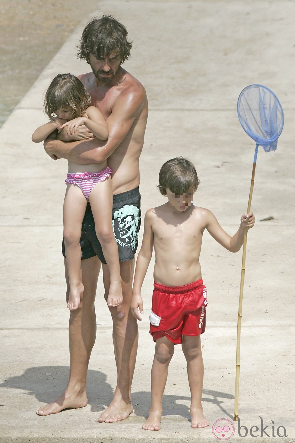 Santi Millán con sus dos hijos en Menorca
