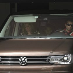 La Infanta Cristina y sus hijos salen de su casa de Barcelona