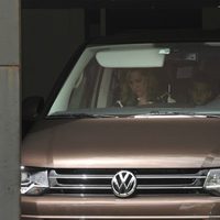 La Infanta Cristina y sus hijos salen de su casa de Barcelona