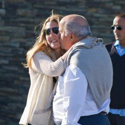 Amancio Ortega besa a su hija Marta Ortega en el Torneo de Casas Novas 2012