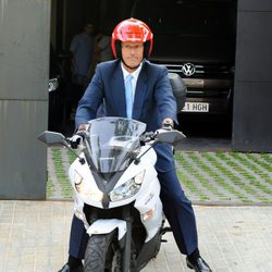 Mario Pascual Vives sale en moto de casa de los Duques de Palma en Barcelona