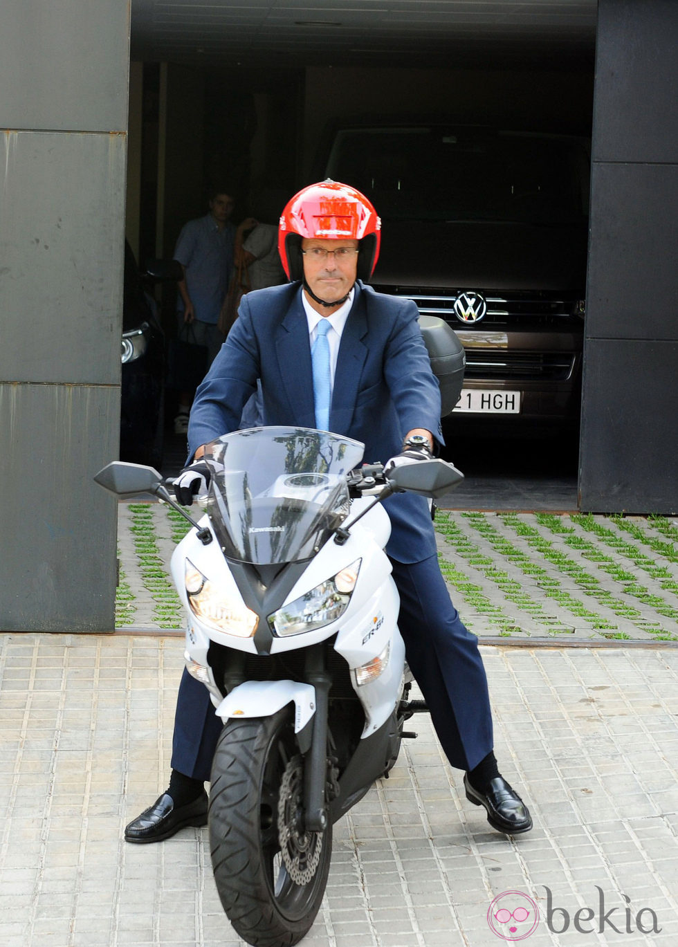 Mario Pascual Vives sale en moto de casa de los Duques de Palma en Barcelona