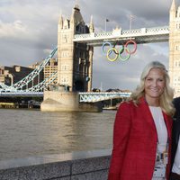Haakon y Mette-Marit de Noruega posan con el Tower Bridge en Londres 2012