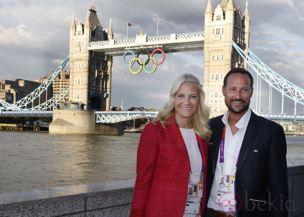 Haakon y Mette-Marit de Noruega posan con el Tower Bridge en Londres 2012