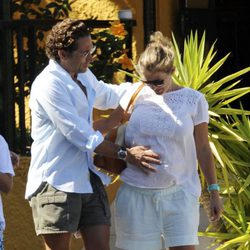 Álvaro Fuster y Beatriz Mira presumen de embarazo en Marbella