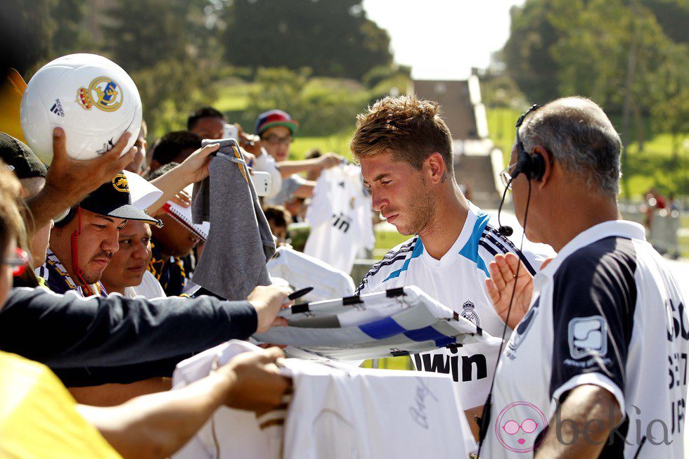 Sergio Ramos firmando autógrafos durante la pretemporada del Real Madrid en Los Ángeles