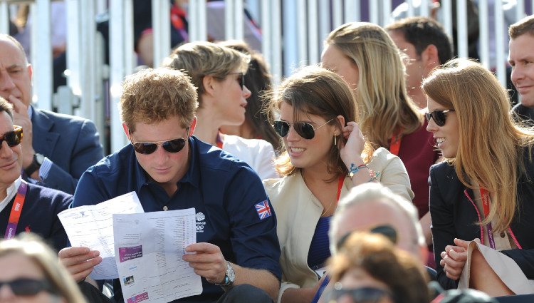 El Príncipe Harry y las Princesas de York en una competición hípica de Londres 2012